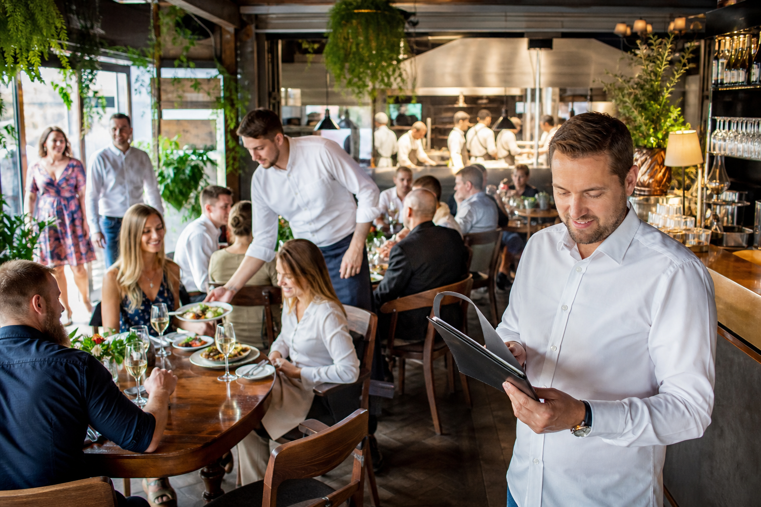 Wzrost restauracji widać po pełnych stolikach i zadowolonym właścicielu.